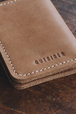 Carteira Vertical Bifold Caramelo Outsider Goods