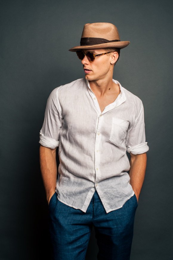 camisa com colarinho cortado