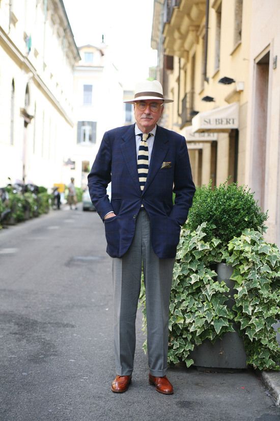 calça social cinza com blazer azul e sapato marrom