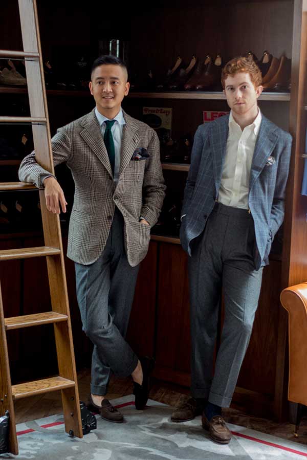 Calça social cinza com blazer claro e sapato marrom