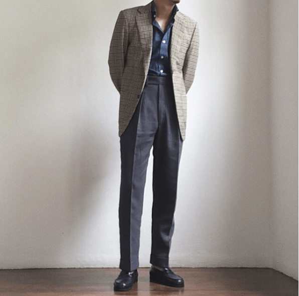 Calça social cinza com blazer claro e sapato marrom