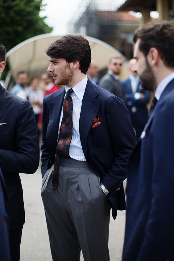 calça social cinza com blazer azul e sapato marrom