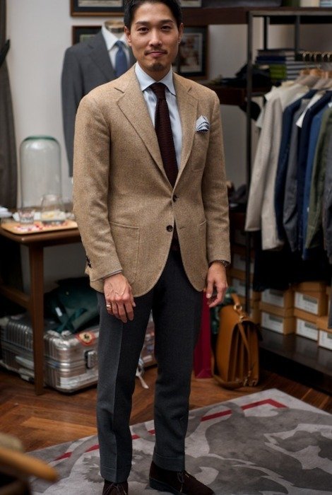Calça social cinza com blazer claro e sapato marrom