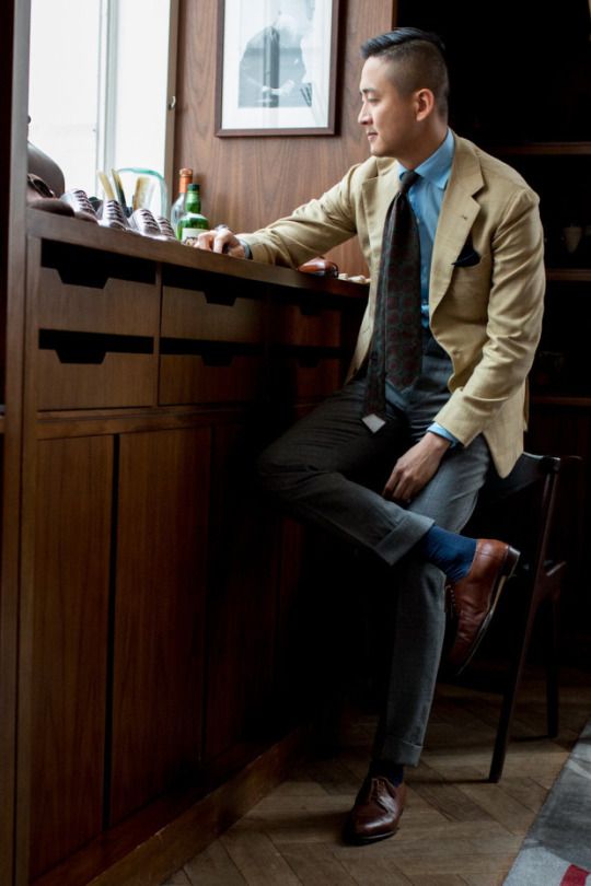 Calça social cinza com blazer claro e sapato marrom
