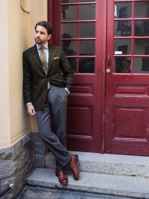 calça social cinza com blazer marrom e sapato marrom