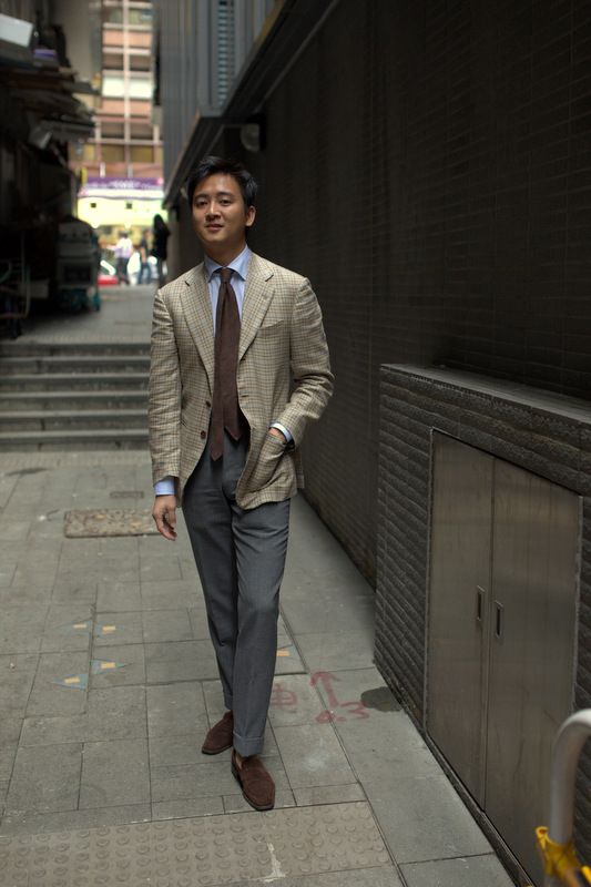 Calça social cinza com blazer claro e sapato marrom
