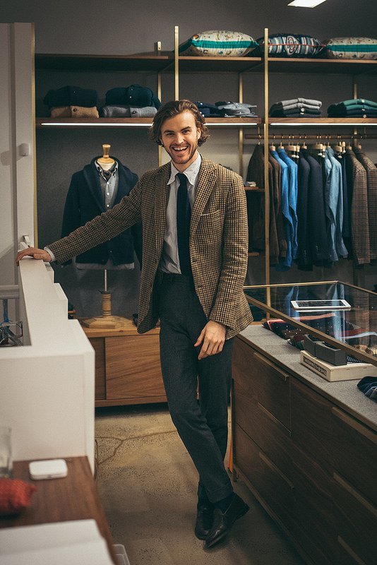 Calça social cinza com blazer claro e sapato marrom Calça social cinza com blazer claro e sapato marrom