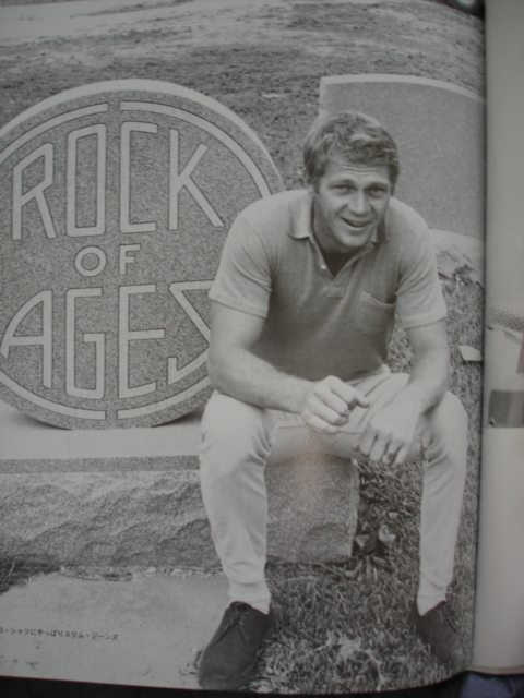 Steve McQueen com polo chino e sapato solado crepe