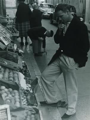 Marlon Brando com bota crepe