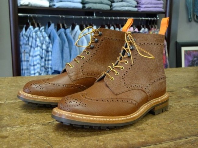 Bota Brogue Trickers com solado militar