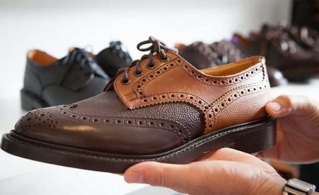 Sapato brogue Trickers de duas cores