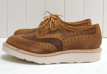 Sapato Brogue da Trickers com solado plataforma branco