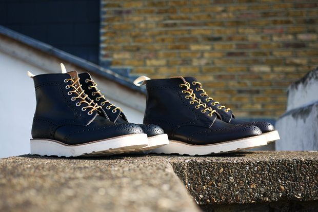 Botas brogue trickers com solado branco plataforma