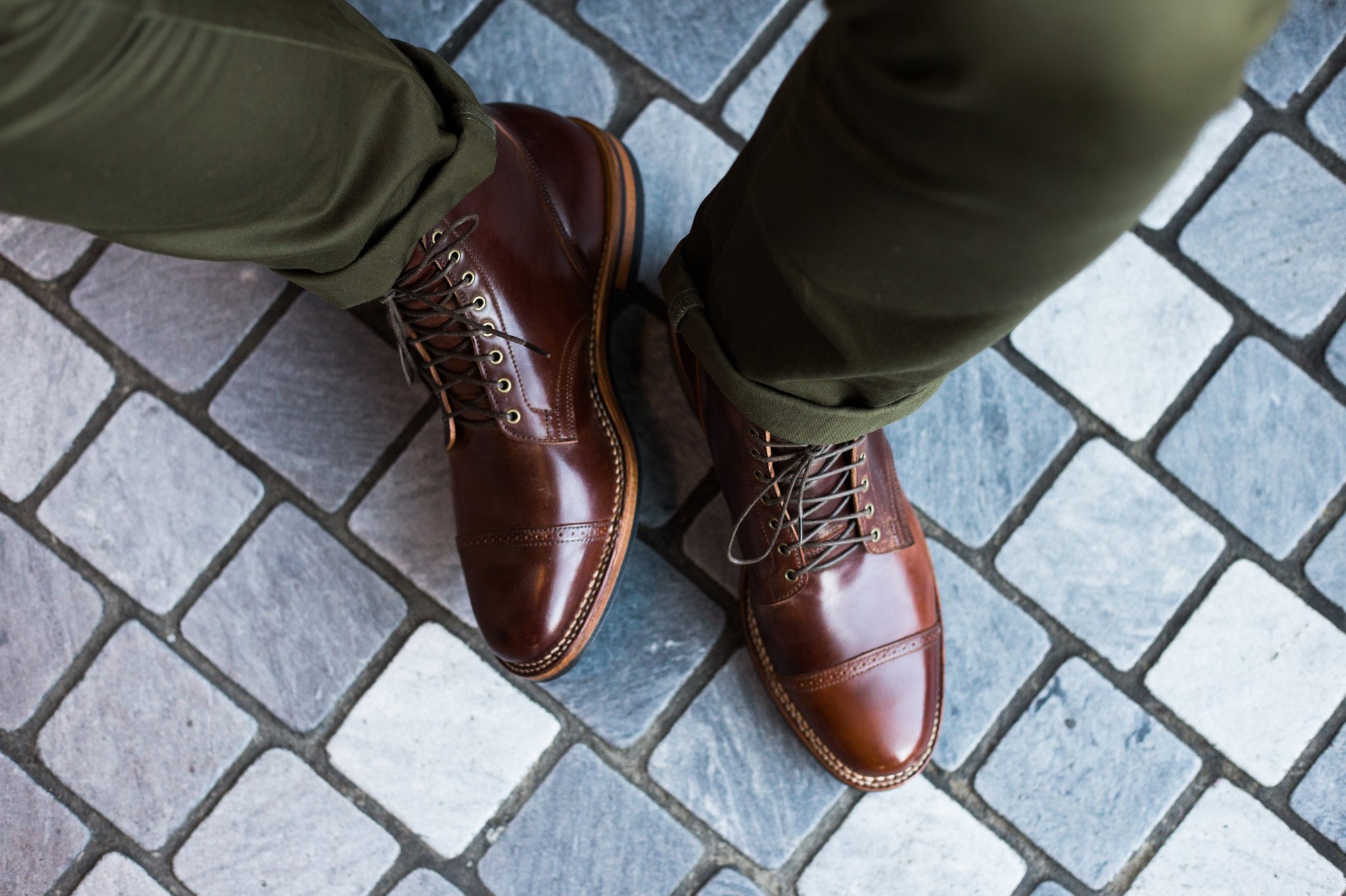 look masculino com bota em couro shell cordovan