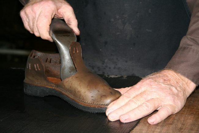 moldando um sapato de couro artesanal