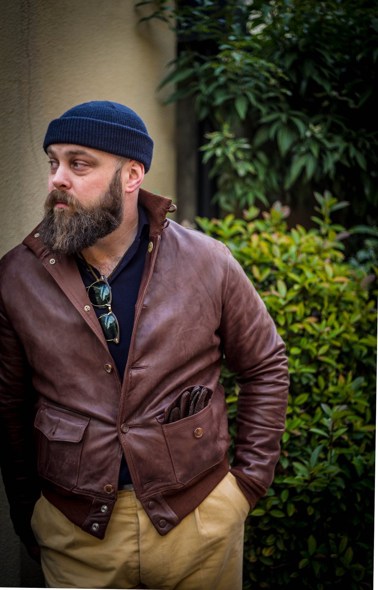gorro masculino com jaqueta de couro