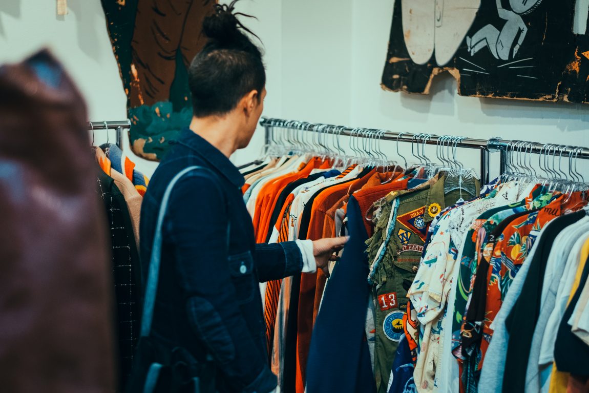 como tirar cheiro de roupa do brechó