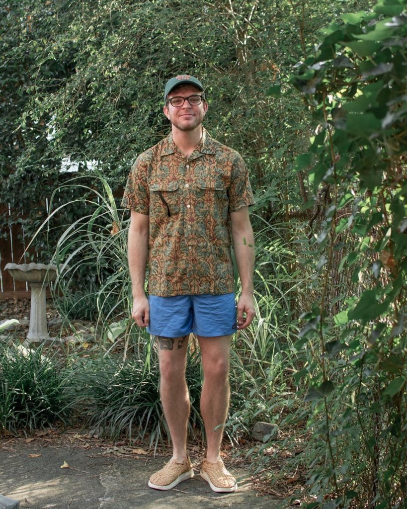 como usar bermuda masculina colorida