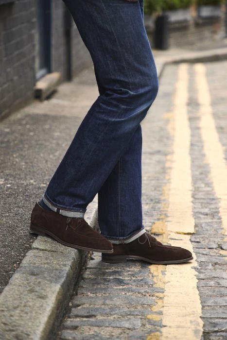 Calça jeanas com sapato de camurça