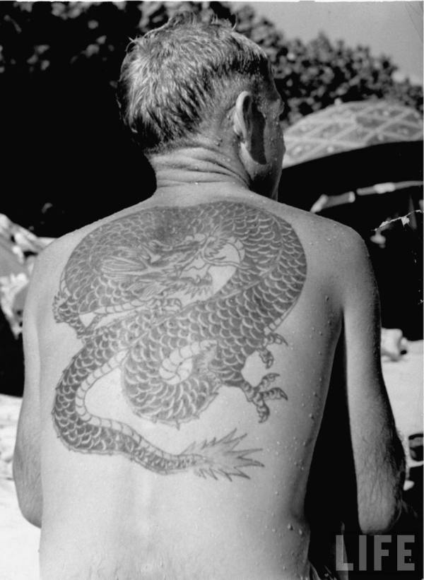 Marinheiro com tatuagem de dragão